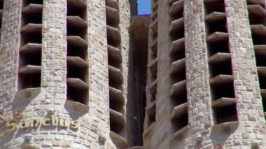 Onları ünlü Sagrada Familia Kilisesi ile bir vinç hareket arkasında, yüksek kuleleri