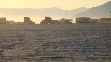 Geniş görüş: Çeşitli araçlarda trafik Jam ABD'deki Eğlence Festivali için yolda Stuck çölde