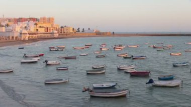 Küçük tekne liman bol, tekneler yanaştı varken ile ayarlama