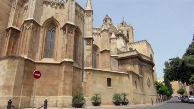 Grand büyük kilise Tarragona şehir İspanya ile Modern bir sokak yapısı yanında bulundu
