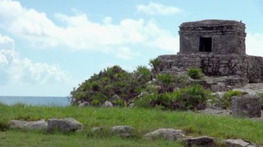 Tulum Meksika ile uçan bir kuş için Maya harabe bir daha yakın hala görünümünü