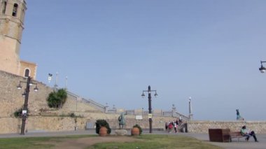 Sola doğru Pan Sitges İspanya turist yürüyen merdivenlerden yukarı ile San Bartholomew Kilisesi'nin