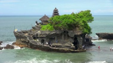 Bali Endonezya güneş altında küçük Rock Island kadeh