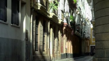 Küçük yaşlı Street terk Cadiz İspanya bir motosiklet binici ile büyük taş yaptım