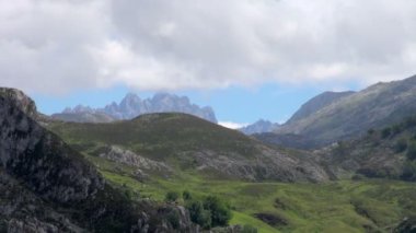 Zoom-out: güzel dağlar sakin göl Covadonga İspanya olacak görünümünden