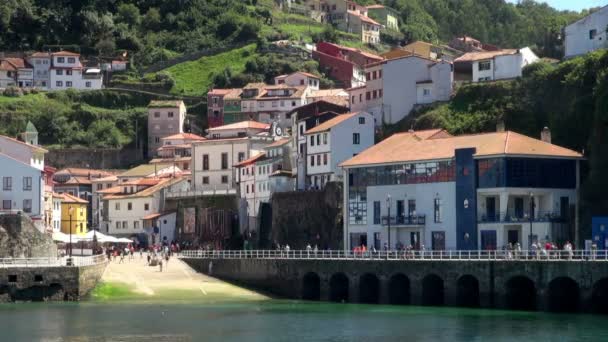 Time Lapse Día Ocupado Calzada Cudillero Donde Los Turistas Caminan — Vídeos de Stock