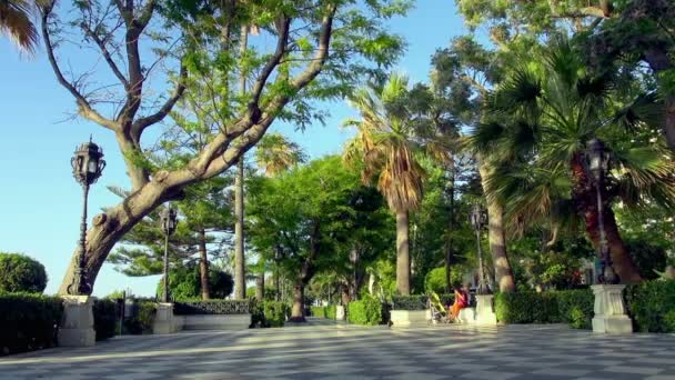 Parque Ciudad Del Puerto Cádiz Con Gente Bicicleta Zona Bajo — Vídeo de stock