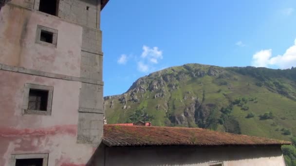 左から右へのパン 美しい古い教会を囲むコバドンガの山脈の景色を魅惑的な — ストック動画