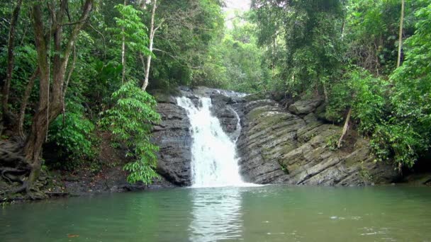 Video Isolamento Delle Acque Rapide Che Cadono Dalle Cascate Uvita — Video Stock