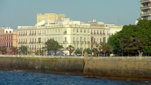 Waterfront Görünümü Cadiz Spanya Binalarda Mimari Yapısı Önünde Geçen Insanlar — Stok video