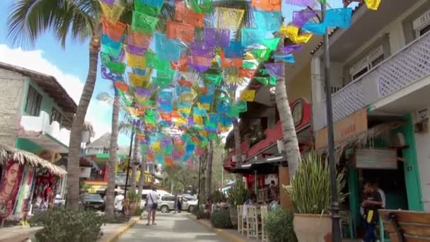 Schwenk Nach Oben Die Bunte Straße Voller Mustern Mexikanischen Sayulita — Stockvideo