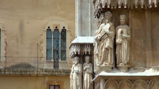 在过去设计和创造的美丽大教堂的墙壁上的旧雕像和文物 — 图库视频影像
