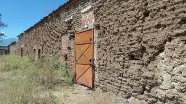 Alte Rostige Tür Der Rückseite Eines Alten Gebäudes Tequila Mexiko — Stockvideo