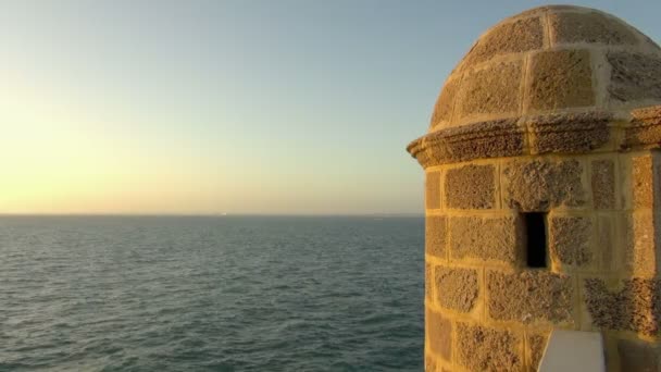 Eski Küçük Deniz Feneri Görünümü Mavi Alanı Çevreleyen Close — Stok video