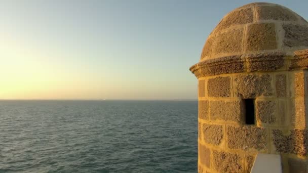 Close Old Small Lighthouse View Blue Water Surrounding Area — Stock Video