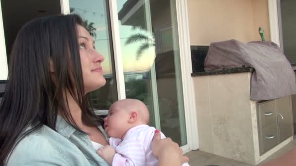 Schöne Mutter Und Kuscheliges Baby Mit Dem Spiegelbild Des Sonnenuntergangs — Stockvideo