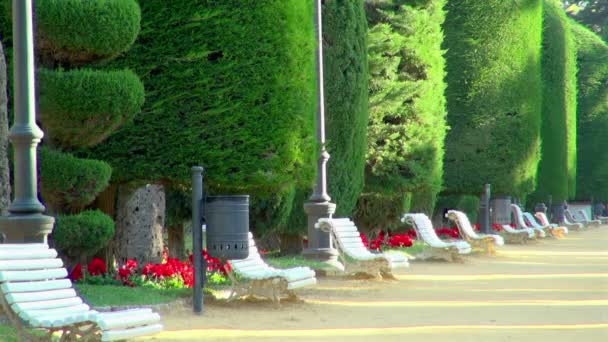 スペインの Genoves 公園で椅子に座るし 眺めを楽しむ人々 を招待をリラックス対称的に一直線に並べられたホワイト — ストック動画