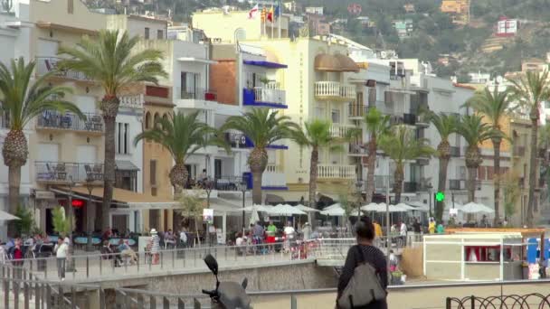 Старуха Идущая Отелям Ресторанам Улицах Ситжеса Испания Полная Туристов Отдыхающих — стоковое видео