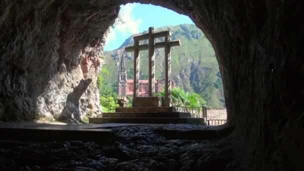 Tres Cruces Solitarias Cueva Mirando Magnífica Vista Zona — Vídeo de stock