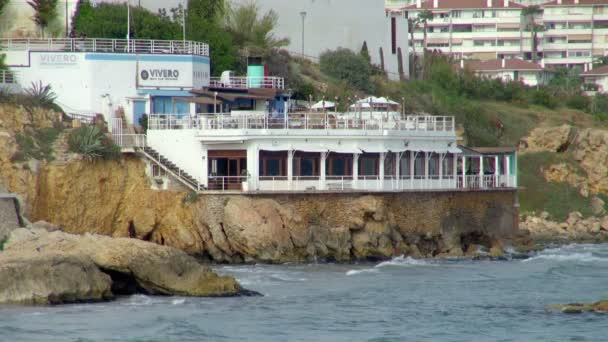 その基礎波のしぶきでシッチェス スペインで有名な Vivero Beach Club レストランの広視野 — ストック動画