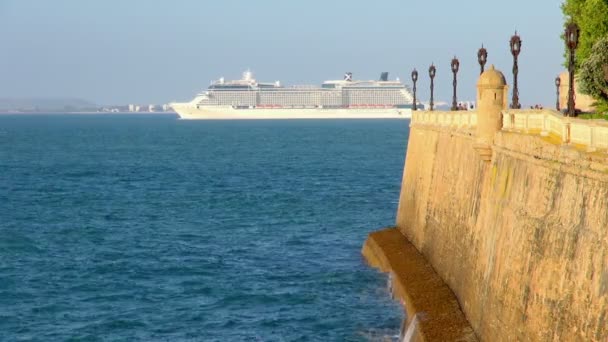 Vacker Utsikt Från Den Gamla Cadiz Styrelsen Promenad Stora Kryssningsfartyg — Stockvideo