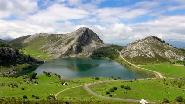 惊人的令人振奋的景色 Covadonga 的美丽的湖泊西班牙包围的山脉 — 图库视频影像