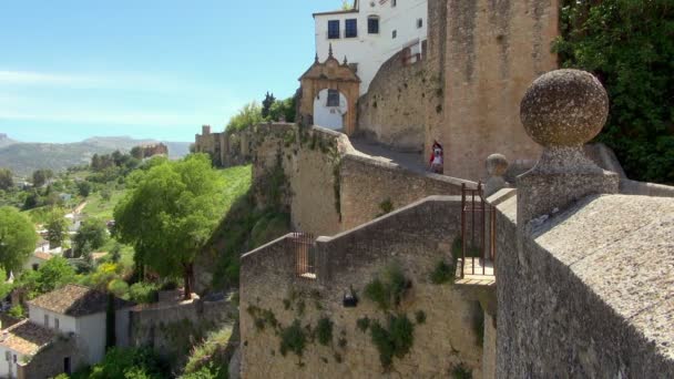 Felices Turistas Explorando Las Antiguas Calles Ronda España Mirando Zona — Vídeo de stock