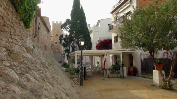 Hotel Obok Starego Starożytnej Struktury Sitges Hiszpania Dzieci Gry Tle — Wideo stockowe