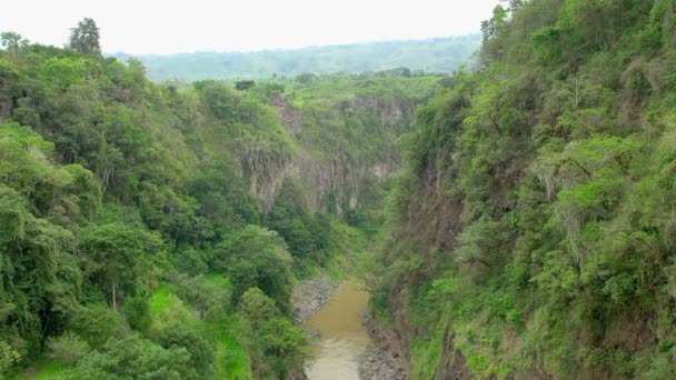 Cierre Aéreo Las Aguas Fangosas Río Que Corre Valle Hay — Vídeo de stock