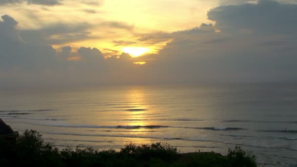 Szeroki Kąt Strzału Piękny Zachód Słońca Uluwatu Beach — Wideo stockowe