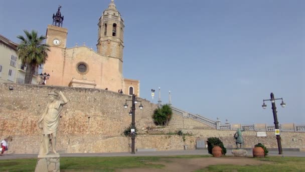 Igreja São Bartolomeu Dia Ensolarado Sitges Espanha Com Turistas Caminhando — Vídeo de Stock