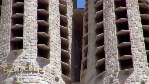 Υψηλή Πύργοι Του Διάσημη Sagrada Familia Εκκλησία Έναν Γερανό Κινείται — Αρχείο Βίντεο