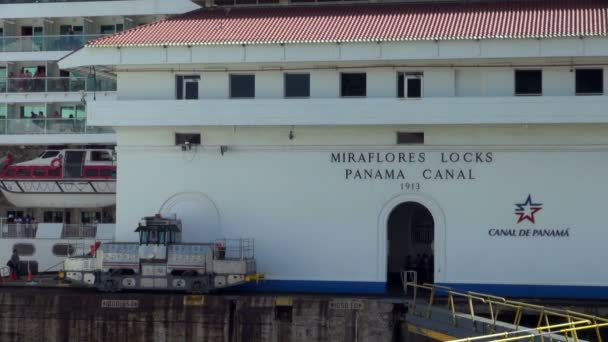 Zbliżenie Budynku Biały Miraflores Locks Panama Canal — Wideo stockowe