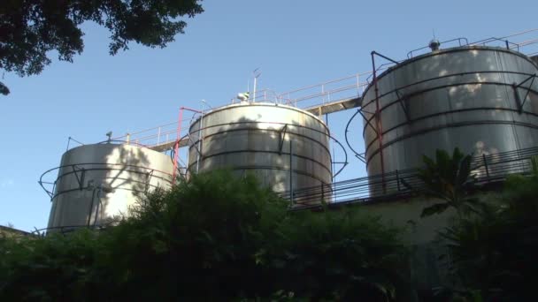 Três Depósitos Aço Maciços Tequila México Sob Área Sombreada Uma — Vídeo de Stock