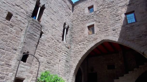 Pan Downward Walls Cardona Iglesia España Creada Con Piedras Ladrillo — Vídeo de stock