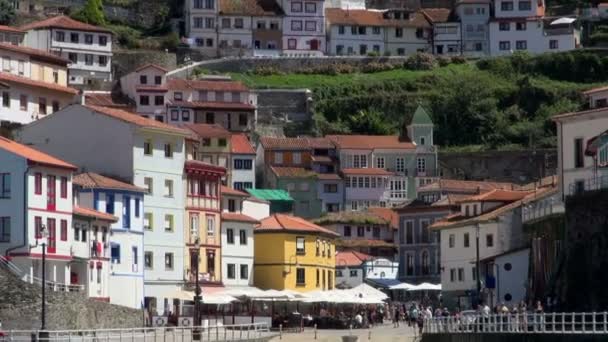 Zoom Out Evleri Yakınındaki Liman Giriş Cudillero Spain — Stok video