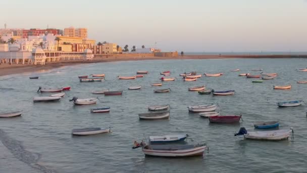 Puerto Barco Pequeño Con Montón Barcos Atracados Mientras Sol Pone — Vídeos de Stock