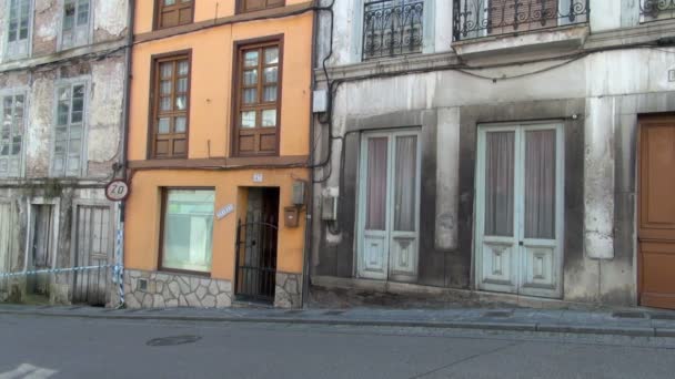 从右向左 西班牙 Cudillero 的旧建筑显示其在街道上的年龄 — 图库视频影像