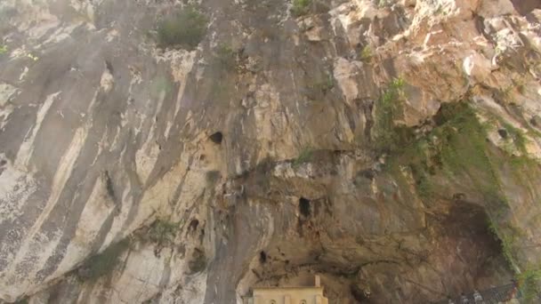 Pan Downward Cueva Grande Asombrosa Río Basílica Covadonga Explorado Por — Vídeos de Stock