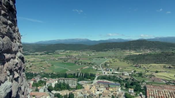 素晴らしい渓谷の眺めとカルドナ教会スペインに向かって右に左からパンします — ストック動画