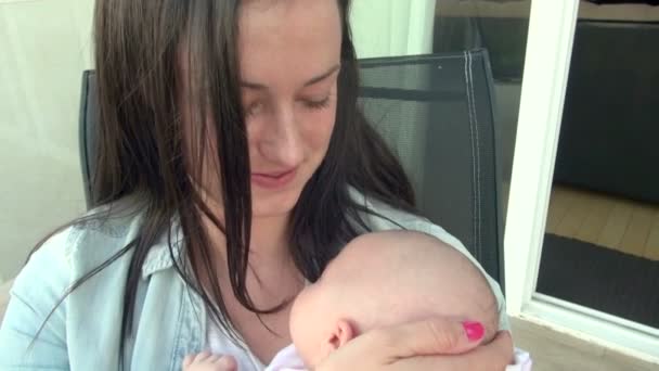 Cámara Lenta Primer Plano Madre Susurrando Amando Abrazando Bebé — Vídeos de Stock