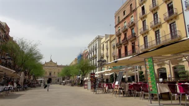 Tarragona Sokakları Rüzgarlı Güneşli Bir Restoranlar Dolu Binalarla Çevrili — Stok video