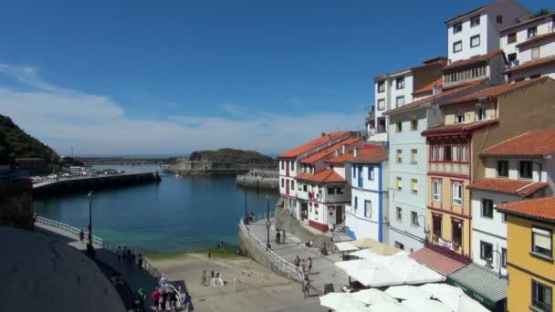 Berühmte Slipanlage Von Cudillero Spanien Vorbei Kleinen Booten Und Touristen — Stockvideo