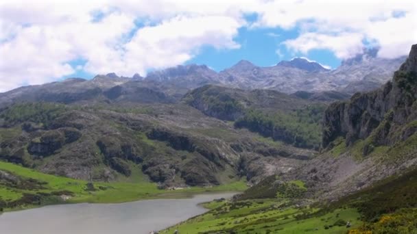 自然填装 Covadonga 湖在脚山与云彩覆盖天空 — 图库视频影像