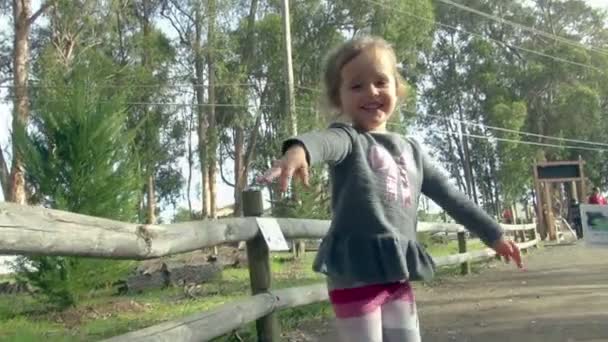 Αργή Κίνηση Χαριτωμένο Happy Kid Flapping Σαν Μια Χαριτωμένη Πεταλούδα — Αρχείο Βίντεο
