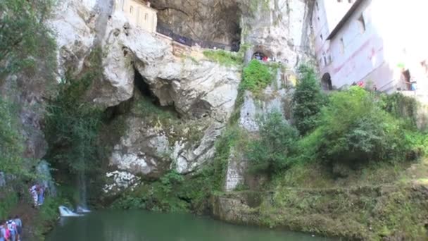 平底锅向上 罕见的暗藏的河在凉快的洞穴之下 Covadonga 大教堂崇拜由游人 — 图库视频影像