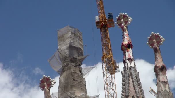 Ευρεία Άποψη Των Πύργων Από Την Περίφημη Εκκλησία Sagrada Familia — Αρχείο Βίντεο