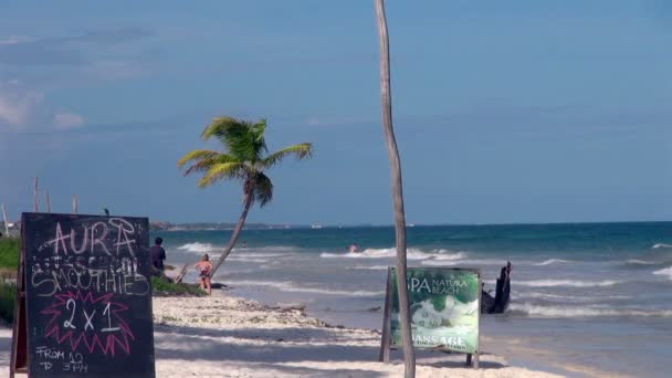 Prachtig Strand Van Tulum Mexico Met Reclame Borden Toeristen — Stockvideo