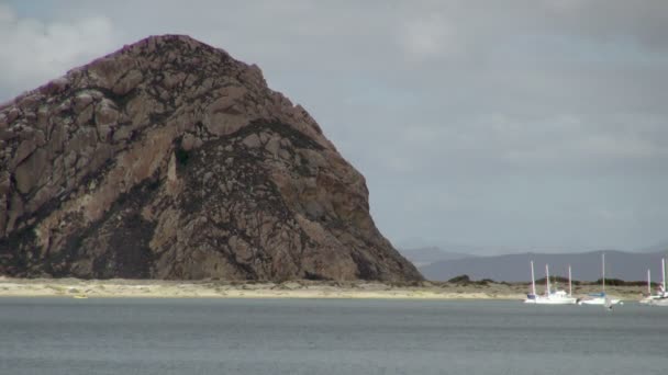 Uma Vista Muito Mais Próxima Ilha Montanha Morro Bay Com — Vídeo de Stock