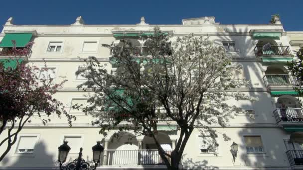 暑い太陽に面したプラザ アントニオ スペインの古いアパートの上向き表示 — ストック動画